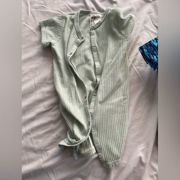 Lot of (6) Baby Boy 12m shirts/romper - Picture 6 of 6